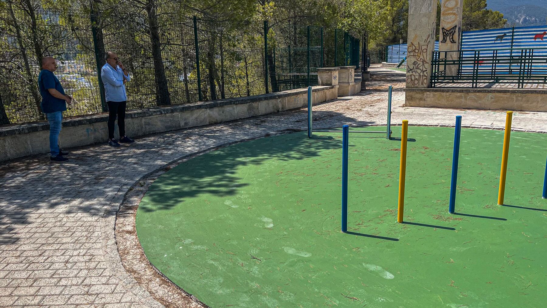 El concejal de Servicios Públicos, Jordi Martínez, visitando la zona especial para perros ubicada en el parque de Cantagallet