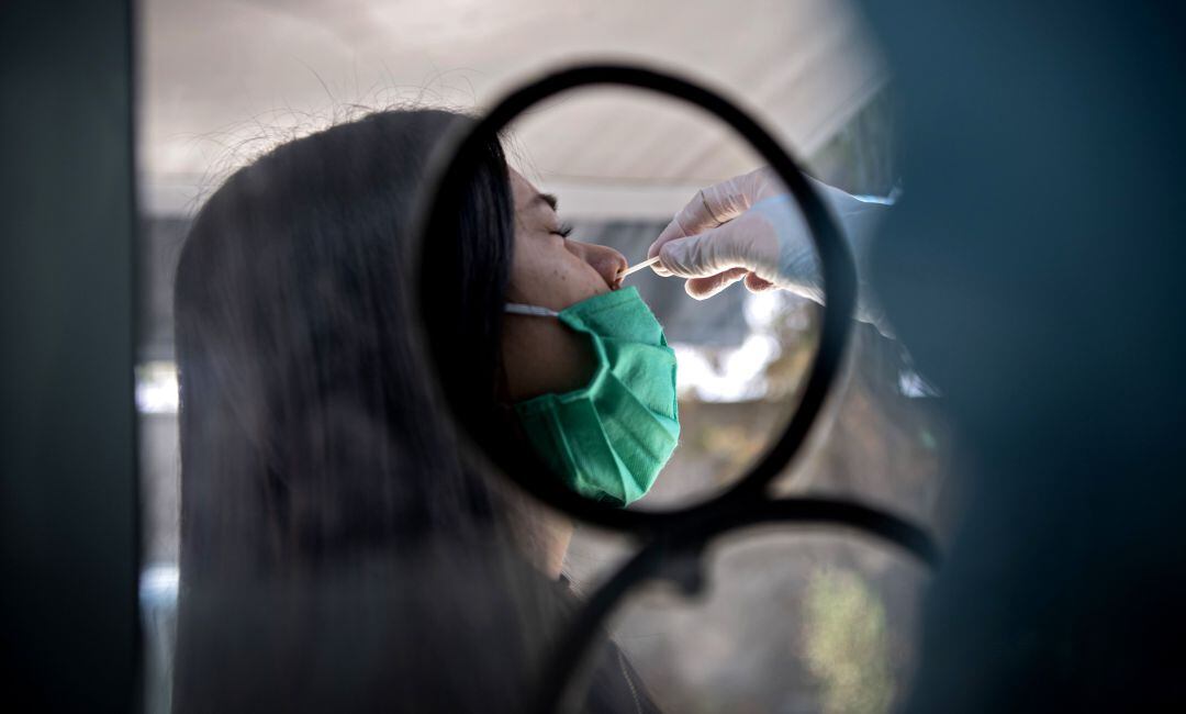 Una mujer haciéndose una PCR
