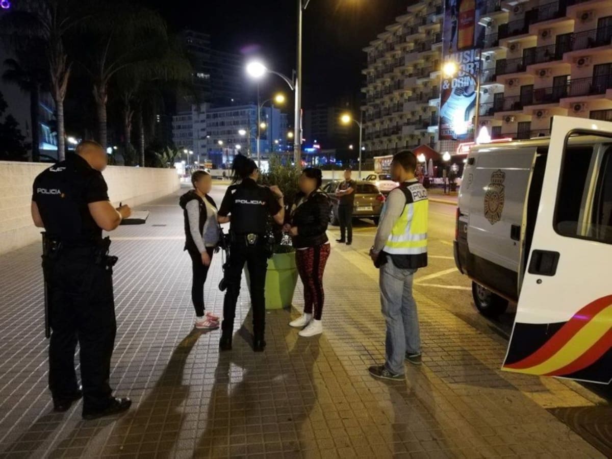 La Policía Nacional refuerza la seguridad en la zona de ocio de Benidorm con dispositivos especiales