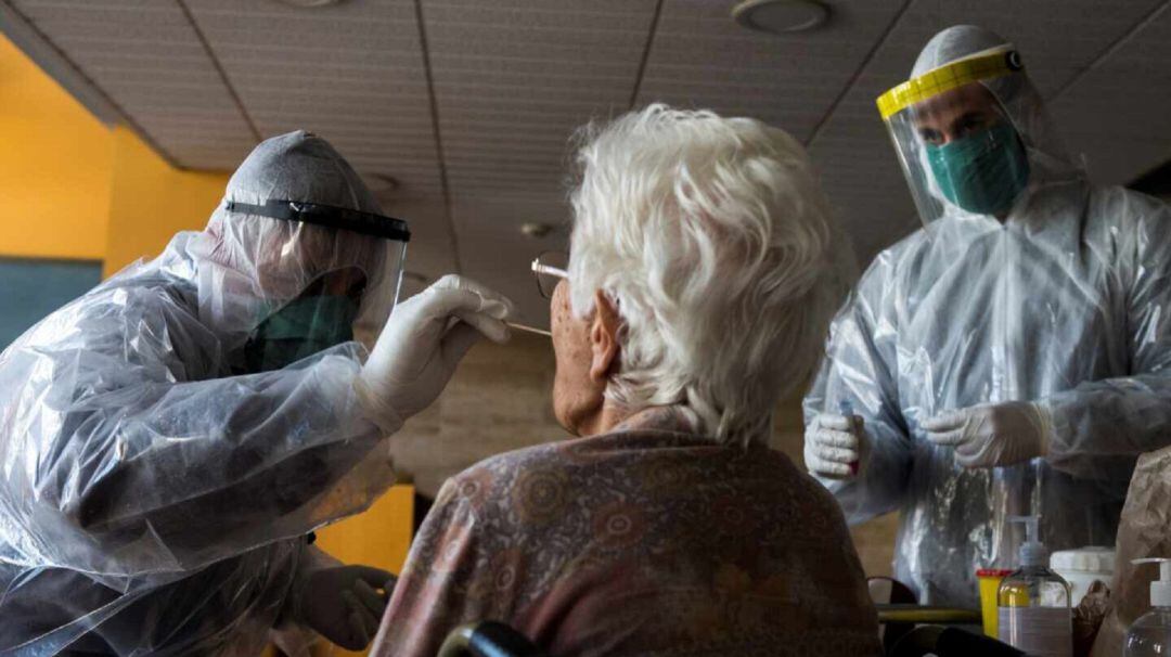 Haciendo la prueba a una anciana