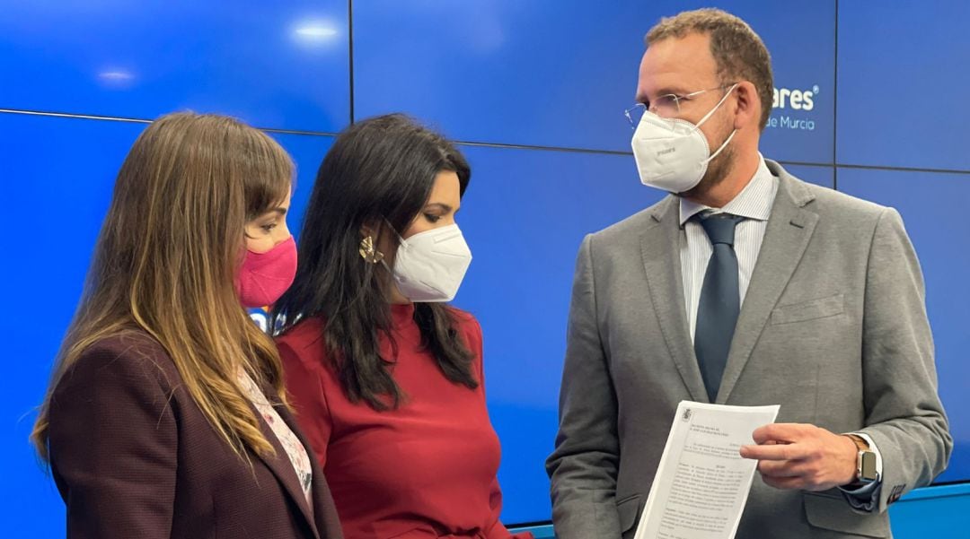 De izquierda a derecha, la portavoz del PP en el Ayuntamiento de Murcia, Rebeca Pérez; la portavoz del PP en la Región de Murcia, Miriam Guardiola; y el concejal del PP en Murcia, José Guillén