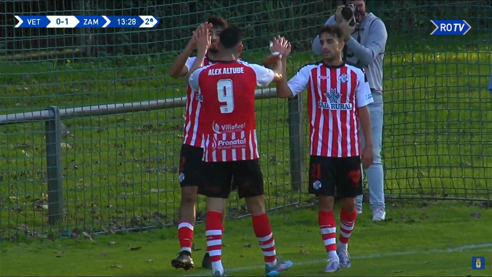 Altube, Silva y Álex Ares celebran el tanto