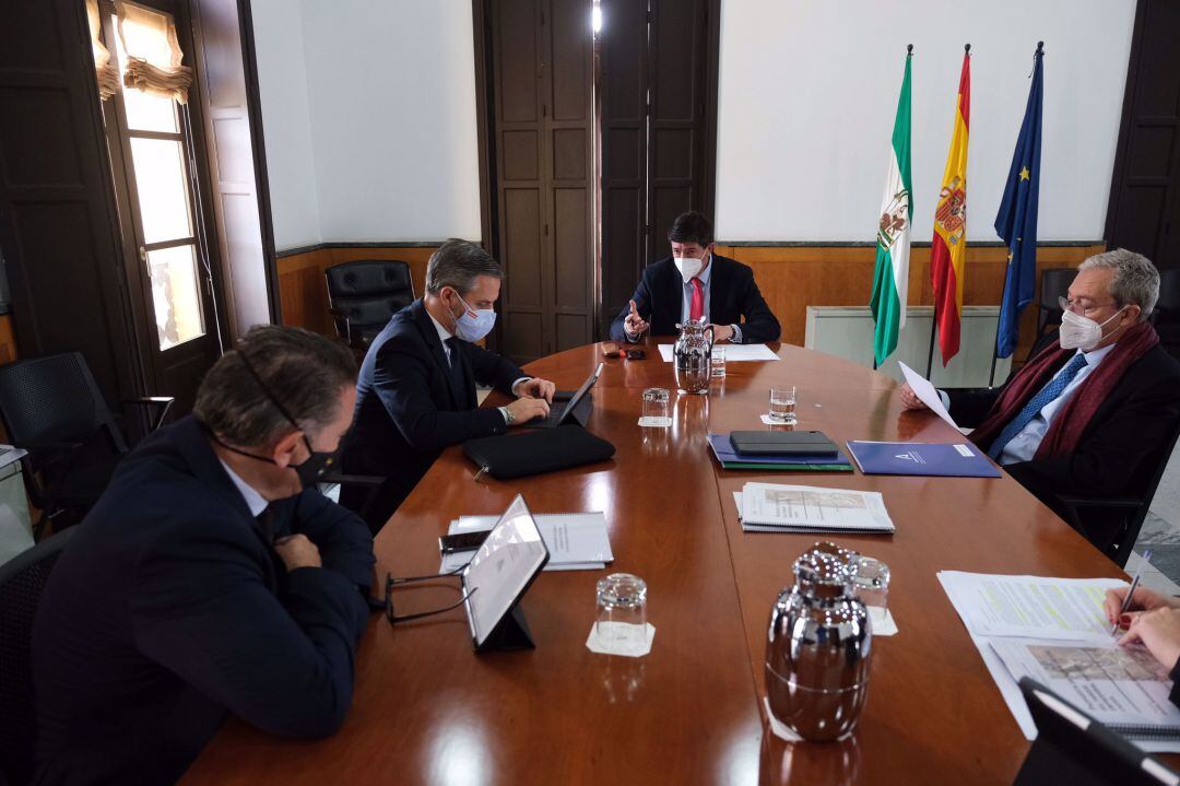 Reunión del vicepresidente de la Junta, Juan Marín, y los consejeros Juan Blanco y Rogelio Velasco, con el alcalde de Linares, Raúl Caro.