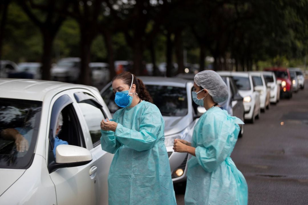 Personas hacen fila en vehículos para recibir la vacuna contra la COVID-19 en Brasilia (Brasil)