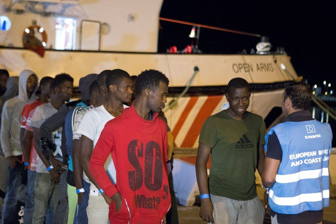 Inmigrantes rescatados por Proactiva Open Arms y trasladados al puerto de Motril