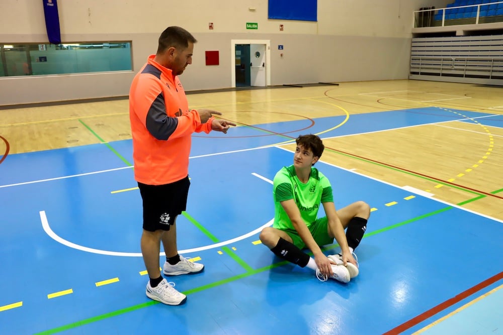 Charla táctica en el entrenamiento.