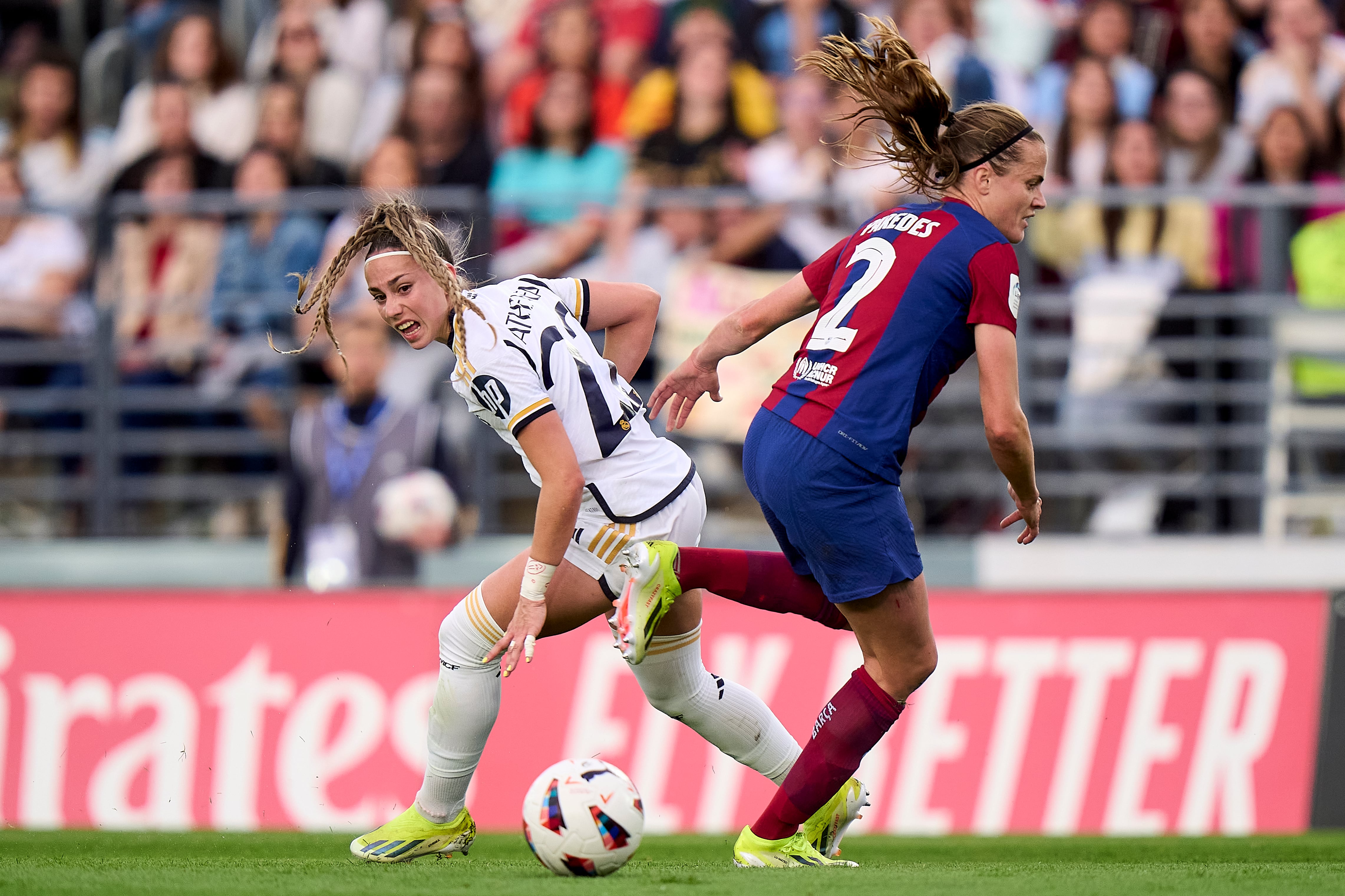 Athenea del Castillo intenta regatear a Irene Paredes en el partido contra el FC Barcelona