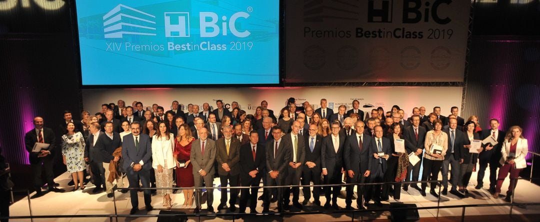 Entrega de reconocimiento a los premiados en los Premios BiC 2019