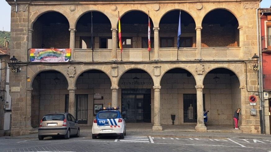 La pancarta del Orgullo LGTBIQ+ cuelga del Ayuntamiento de Béjar/ Ayuntamiento Béjar