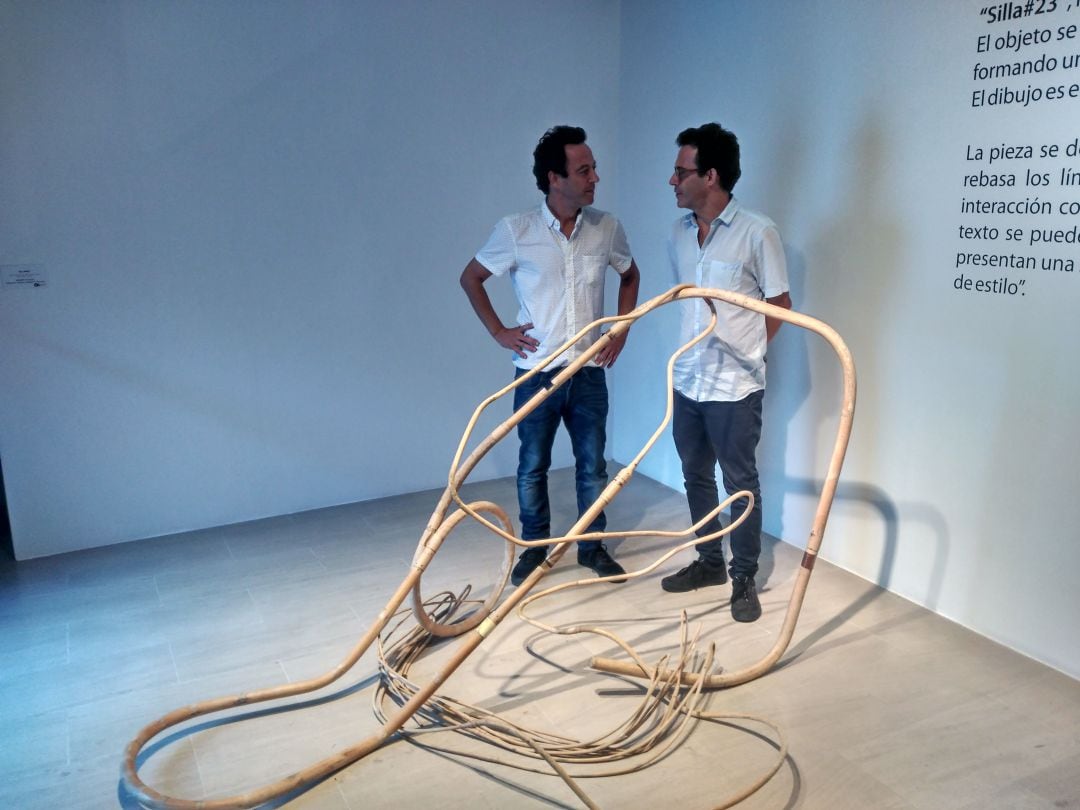 Los hermanos Miguel Pablo y Manuel Pedro Rosado Garcés junto a la obra ganadora de Obra Abierta 2018