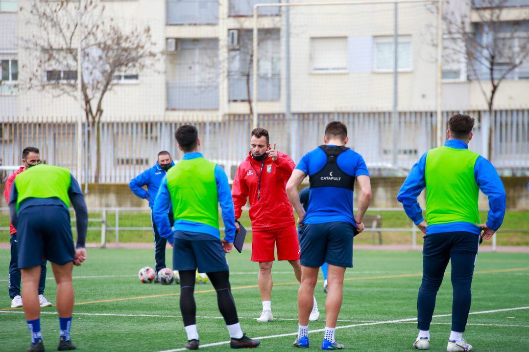 Joaquín Poveda diriguendo la sesión de entrenamiento en La Granja 