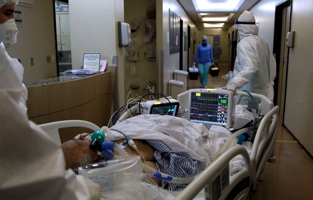 Un paciente con Covid-19 entrando en la UCI (imagen de archivo)