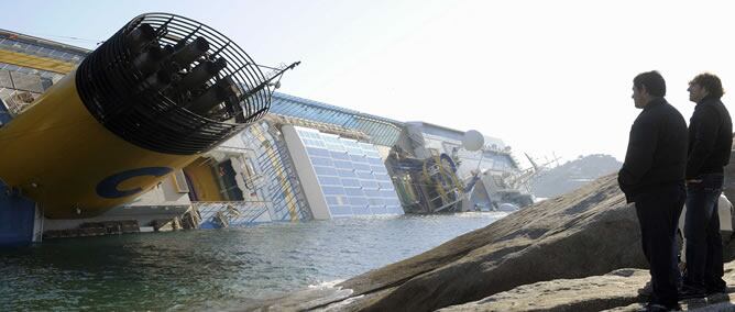 El buque crucero &#039;Costa Concordia&#039;, escorado en la costa de la isla de Giglio