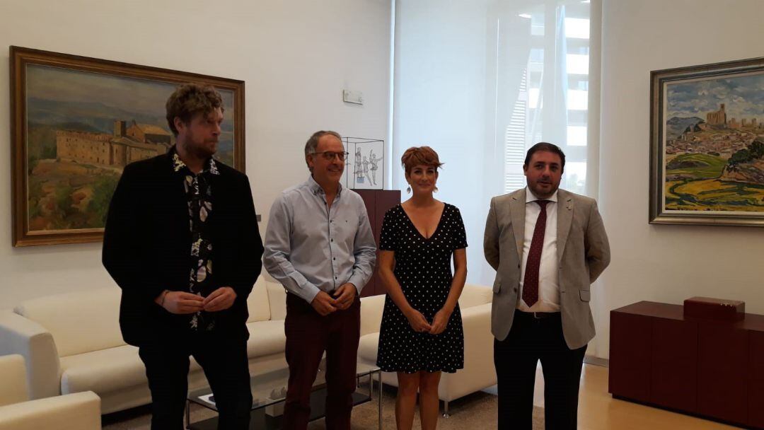 De izquierda a derecha, los parlamentarios de EH Bildu Maiorga Ramírez, Adolfo Araiz y Bakartxo Ruiz, con el presidente del Parlamento de Navarra, Unai Hualde