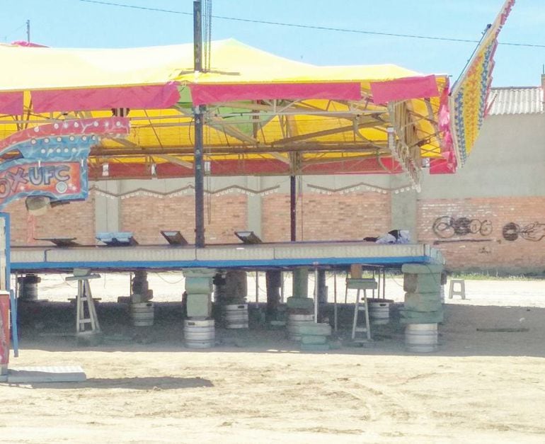 Original instalación de la pista de los coches de choque en el recinto ferial de Segovia