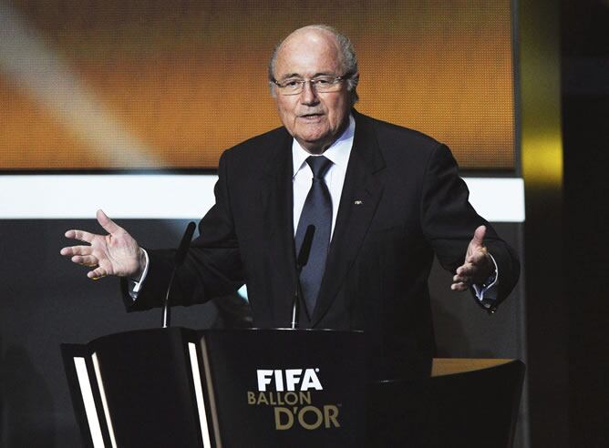 El presidente de la FIFA Joseph Blatter da el discurso inaugural de la gala del Balón de Oro.