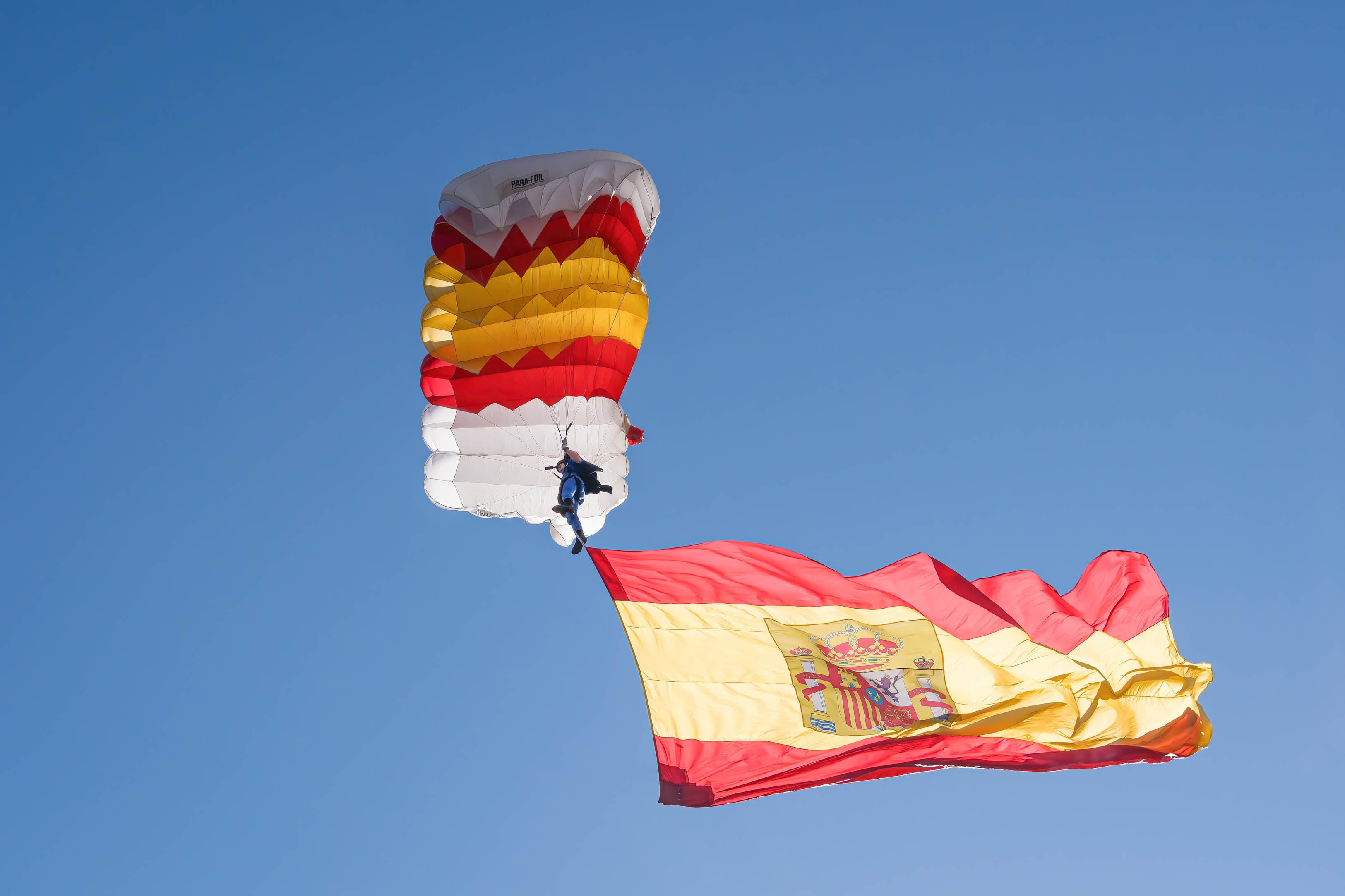 Paracaidista durante el Día de la Hispanidad. (Photo by Diego Radames/SOPA Images/LightRocket via Getty Images)