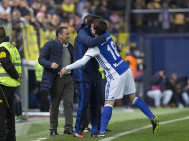 El delantero de la Real Sociedad Mikel Oyarzabal celebra el gol marcado.