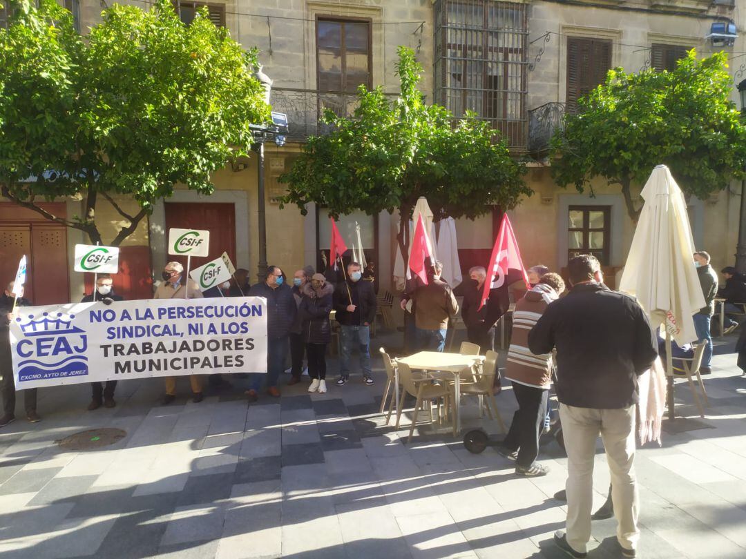 Protesta de las secciones sindicales este miércoles ante el Ayuntamiento de Jerez