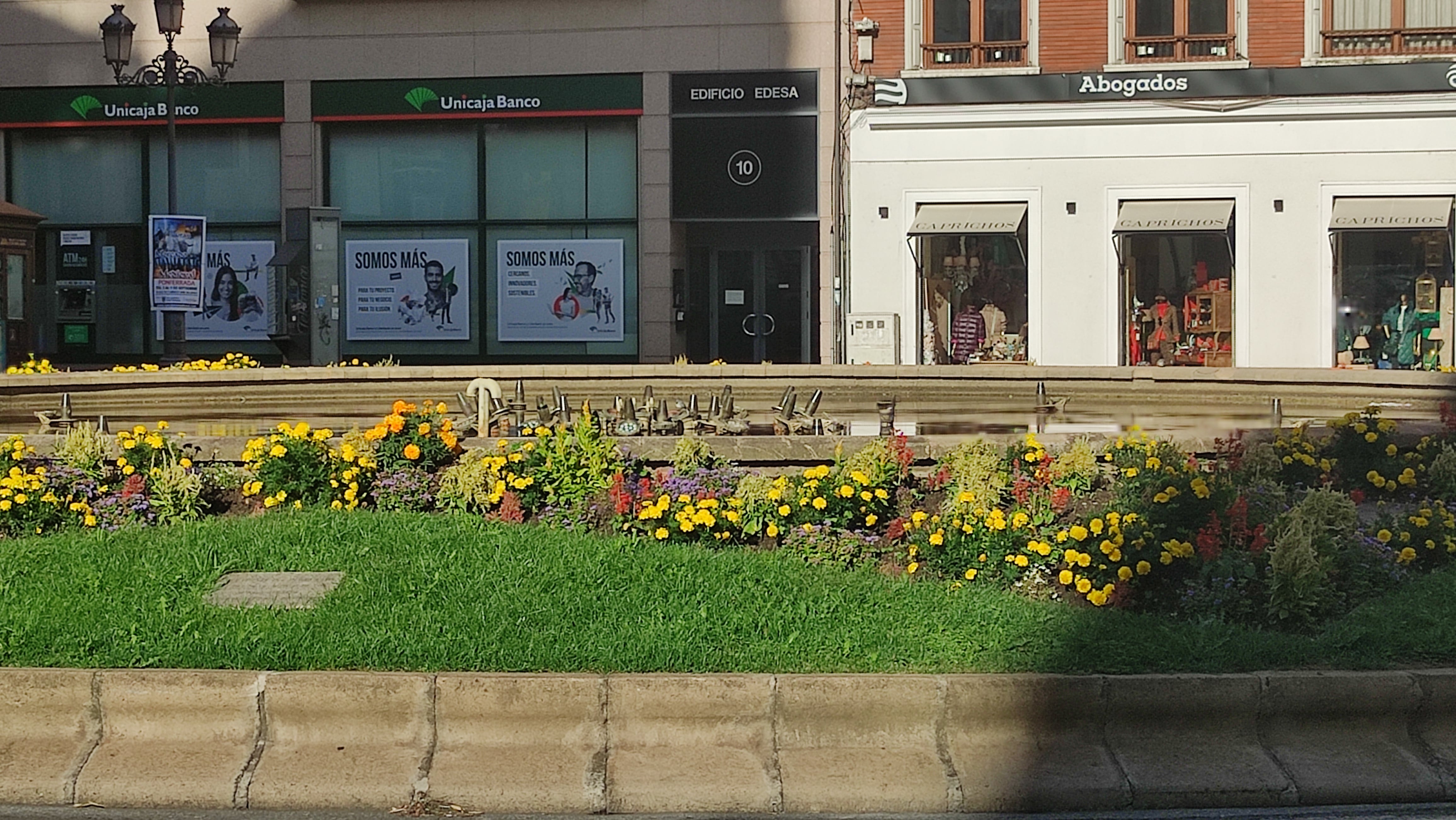 La fuente ornamental  de la plaza de Lazúrtegui permanece apagada