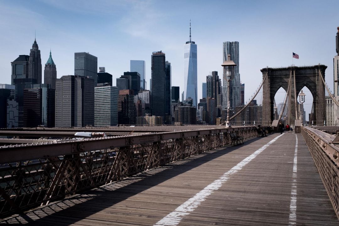 Imagen de los rascacielos de Nueva York desde el puente de Brooklyn