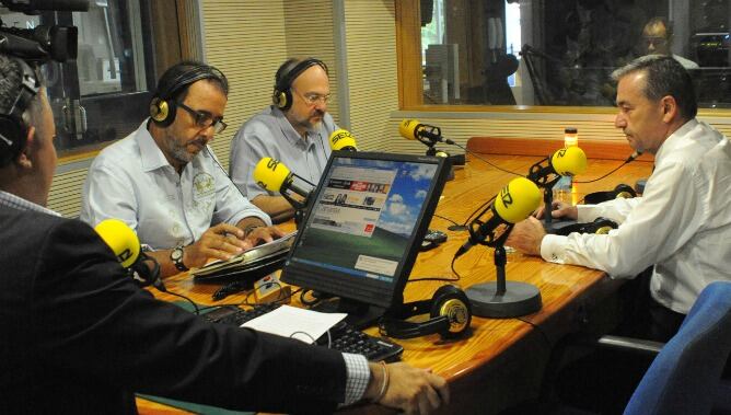Paulino Rivero durante la entrevista en los estudios de la SER