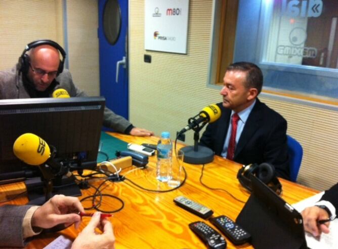 El presidente del Gobierno de Canarias, Paulino Rivero, en los estudios de Radio Club Tenerife