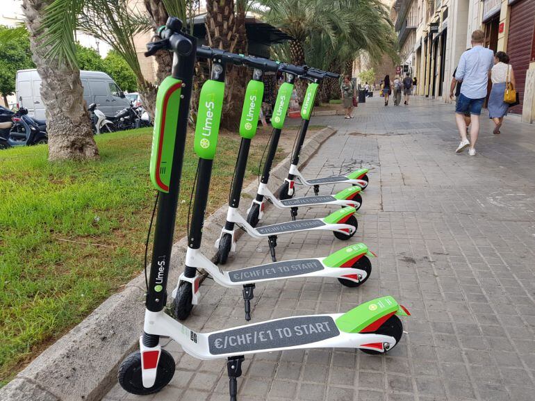 Patinetes eléctricos aparcados en la plaza de la Reina