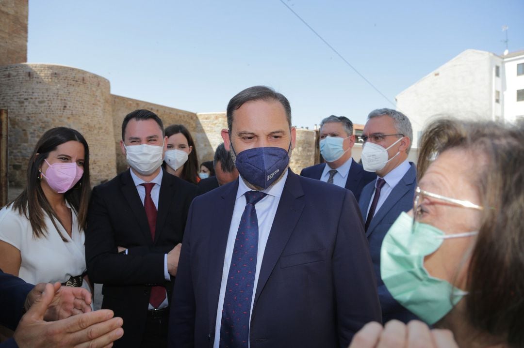 El ministro de Transportes, José Luis Ábalos, durante su visita a las obras de la muralla de León