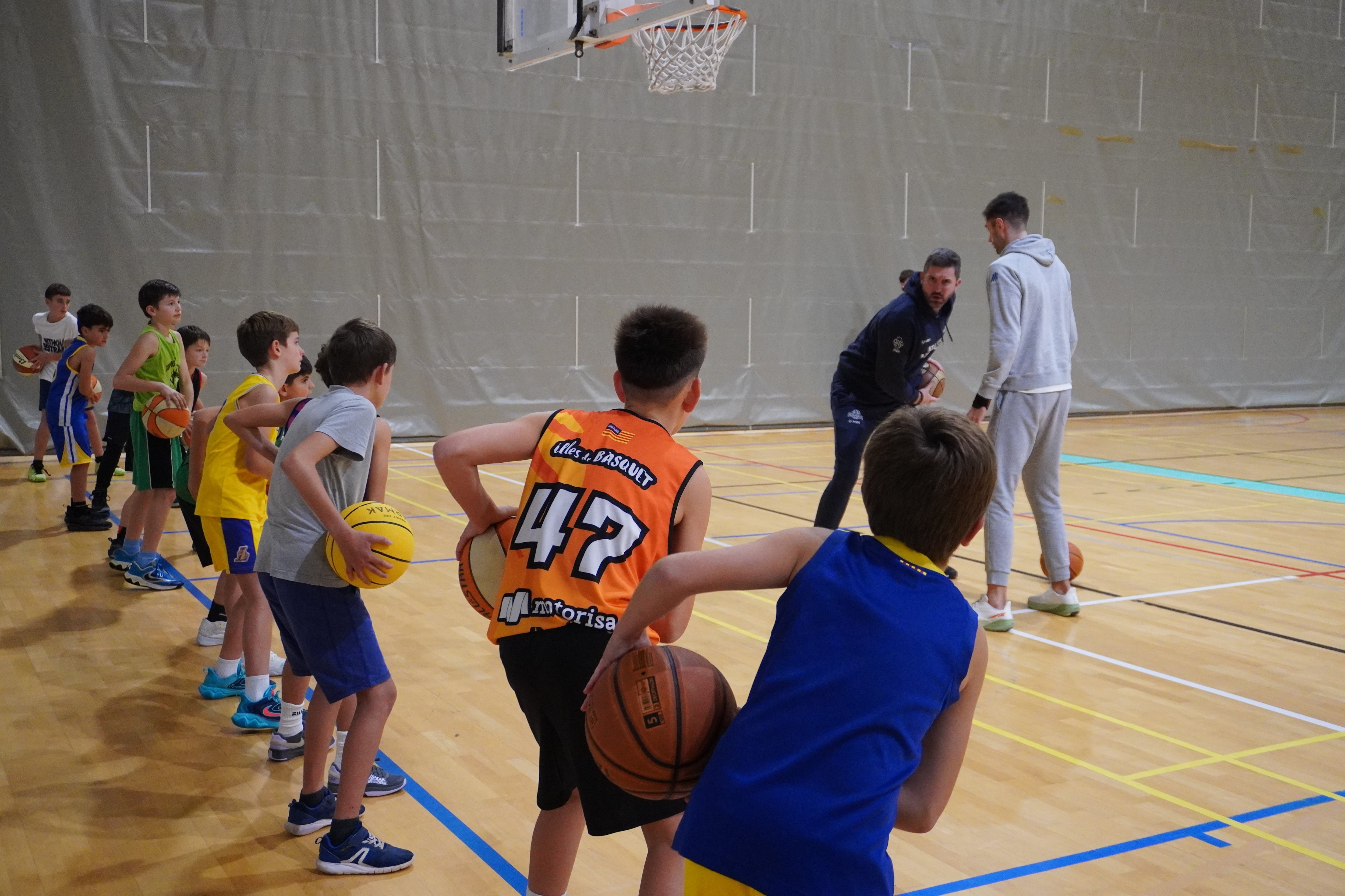 Javi Zamora en un moment de l&#039;entrenament amb els jugadors del CB Ponent.