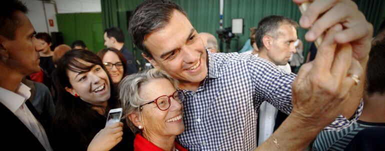 El secretario general del PSOE, Pedro Sánchez, se fotografía con simpatizantes a su llegada al acto electoral en el que ha arropado al candidato socialista a la Presidencia de la Xunta, Xoaquín Fernández Leiceaga, en A Coruña.