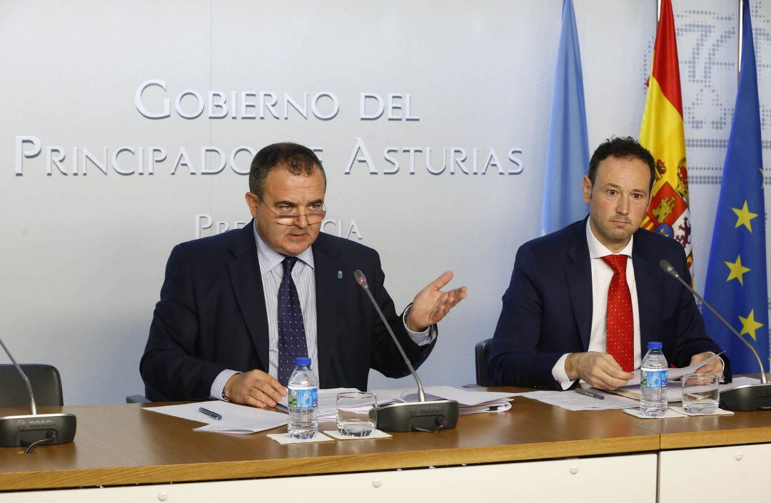 El consejero de Industria, Isaac Pola, junto a Guillermo Martínez tras una reunión del Consejo de Gobierno del Principado de Asturias