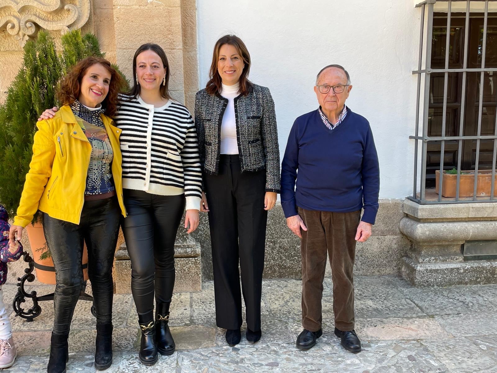 Los premiados junto a la alcaldesa de Ronda, Mari Paz Fernández, este martes a las puertas del ayuntamiento