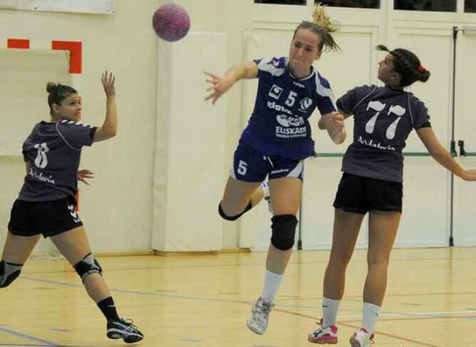 Nagore Arizaga se dispone a lanzar a porteria en la paliza contra el Córdoba.