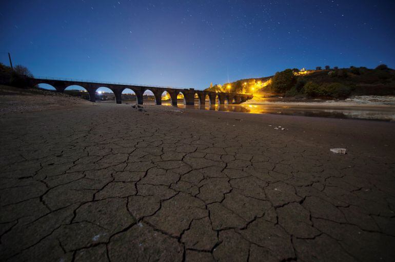 Las Rozas de Valdearroyo, un municipio cántabro junto al pantano del Ebro que se encuentra en las cifras de volumen de agua "mas baja de las últimas diez temporadas", un 25,8 por ciento