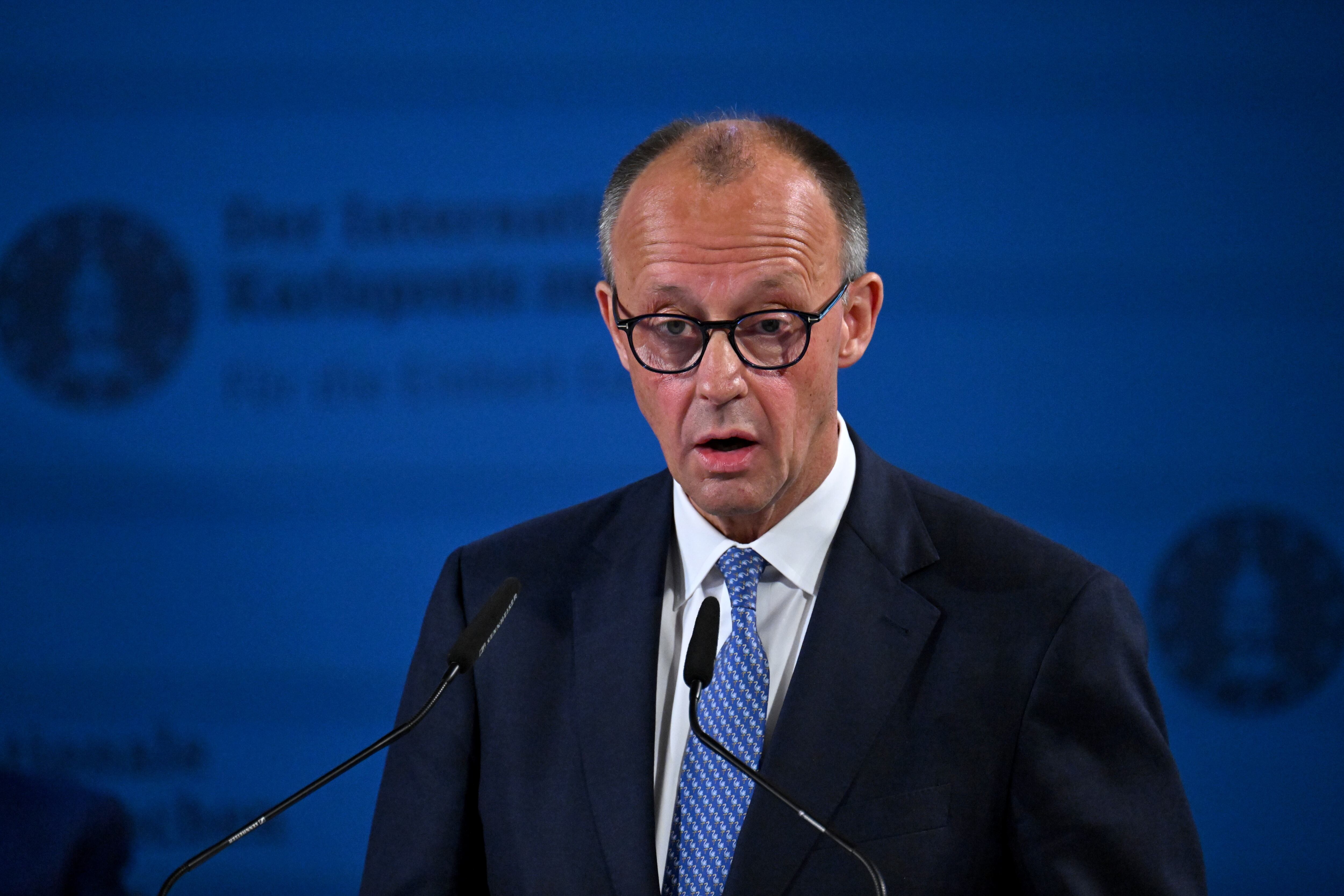 El Canciller alemán Friedrich Merz habla durante la ceremonia de entrega del Premio Internacional Carlomagno (Karlspreis) 2025 en Aquisgrán, Alemania. 