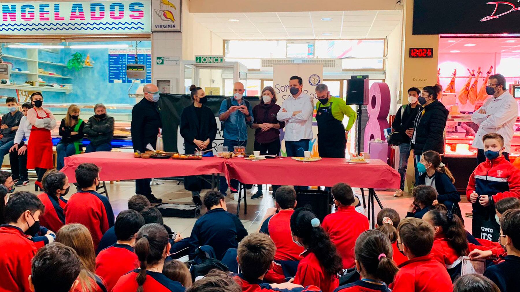 Un momento de esta original actividad escolar que tuvo lugar en el Mercat de Sant Roc