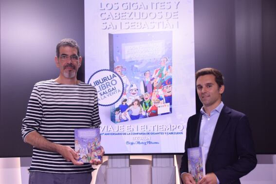 El alcalde de Donostia, Eneko Goia, y Borja Muñoz, escritor del libro 'Los gigantes y cabezudos de San Sebastián - Viaje en el tiempo' / Foto: Ayuntamiento de San Sebastián