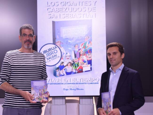 El alcalde de Donostia, Eneko Goia, y Borja Muñoz, escritor del libro 'Los gigantes y cabezudos de San Sebastián - Viaje en el tiempo' / Foto: Ayuntamiento de San Sebastián