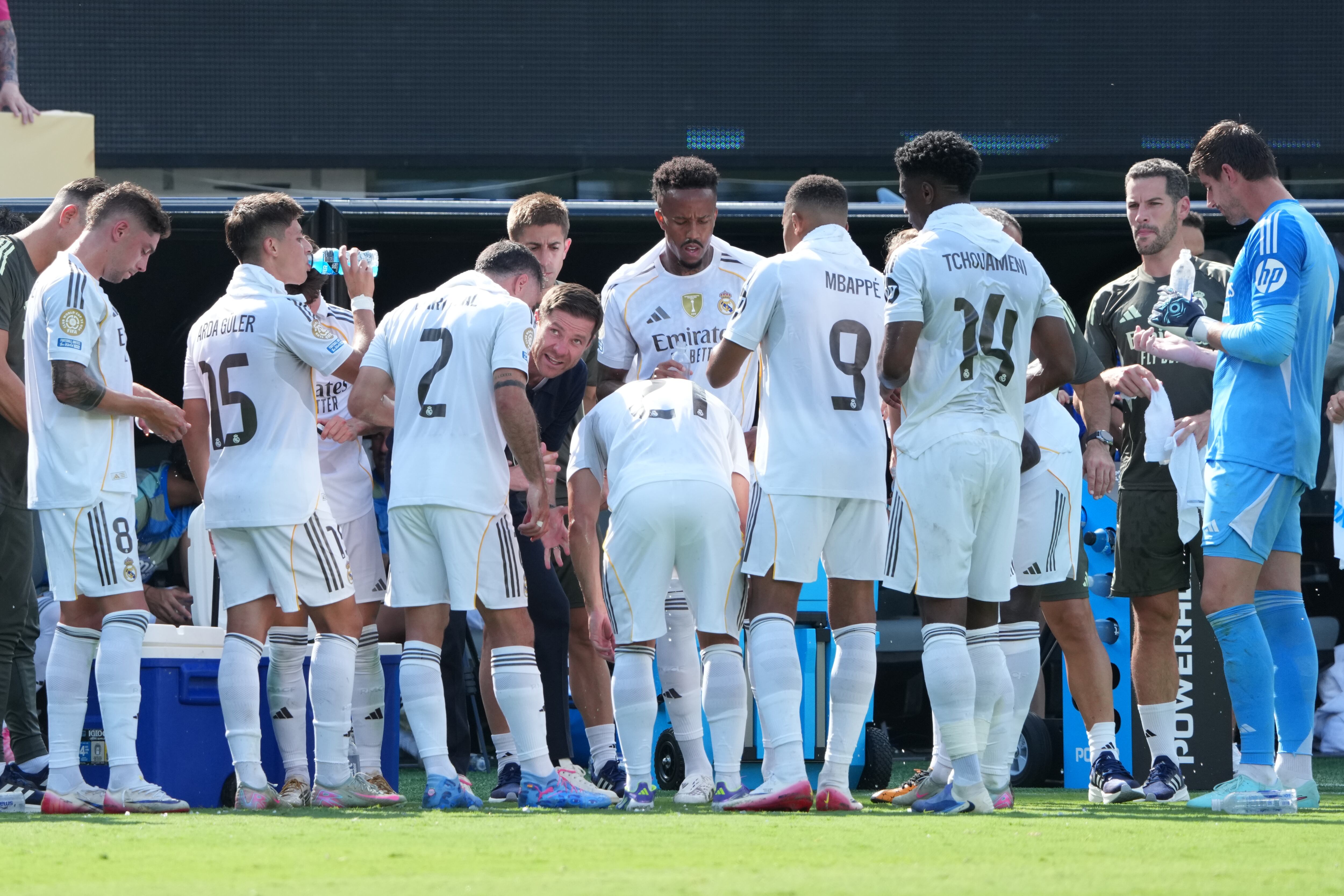 El entrenador del Real Madrid CF, Xabi Alonso, da instrucciones a sus jugadores durante el partido de semifinales de la Copa Mundial de Clubes de la FIFA 2025 entre el Paris Sait-Germain y el Real madrid CF en el MetLife Stadium el 09 de julio de 2025 en East Rutherford, Nueva Jersey. (Foto de Etsuo Hara/Getty Images)