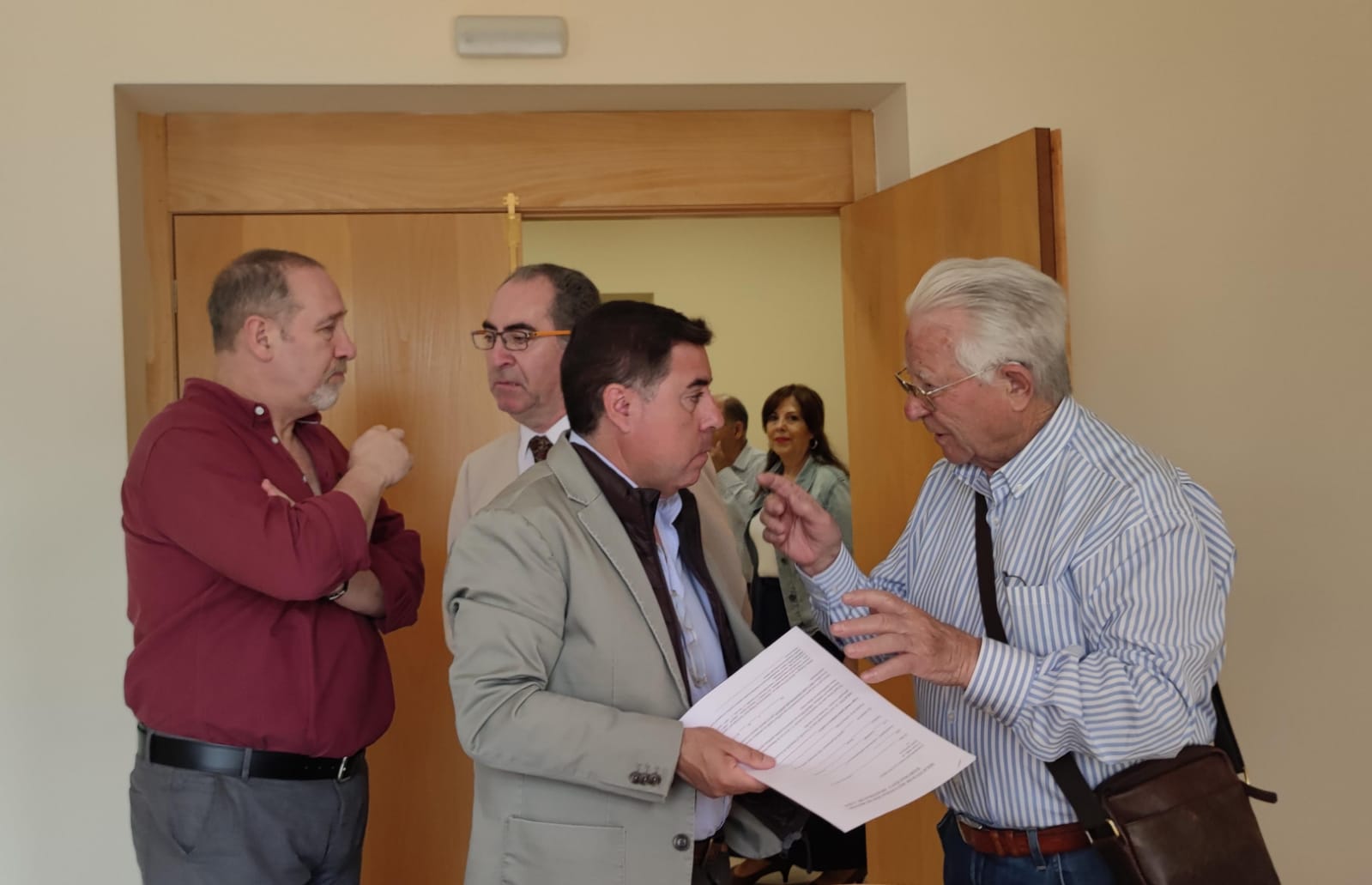 Autoridades y colectivos memorialistas en la presentación de la oficina de atención a las víctimas de la Guerra Civil en Córdoba
