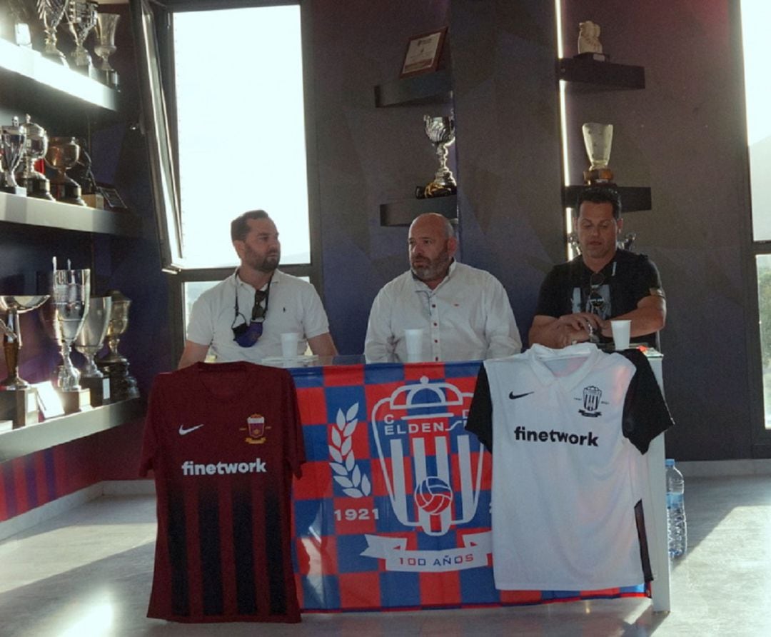 David Aguilar, ex presidente del C. D. Eldense, flanqueado por Manu Guill (I) y Alfonso Losa