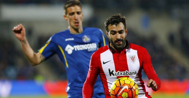 El defensa del Athletic Club Balenziaga (d) durante el partido correspondiente a la vigésima segunda jornada de liga ante el Getafe, disputado hoy en el Coliseum Alfonso Pérez de Getafe.