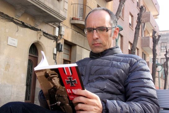 Toni Orensanz llegint el seu llibre, El nazi de Siurana.