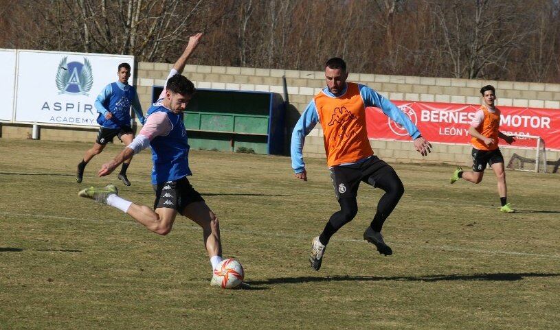 Jon Ander. ante Aarón en su vuelta al tajo tras su lesión de rodilla