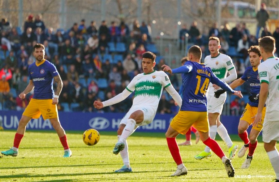 Nico Castro, en la imagen tocando el balón, firmó el gol de la victoria del Elche