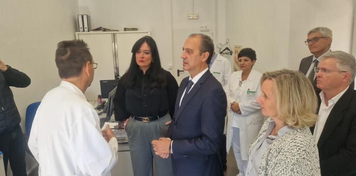 José Luis Bancalero y Lorena Orduna hablan con sanitarios del hospital