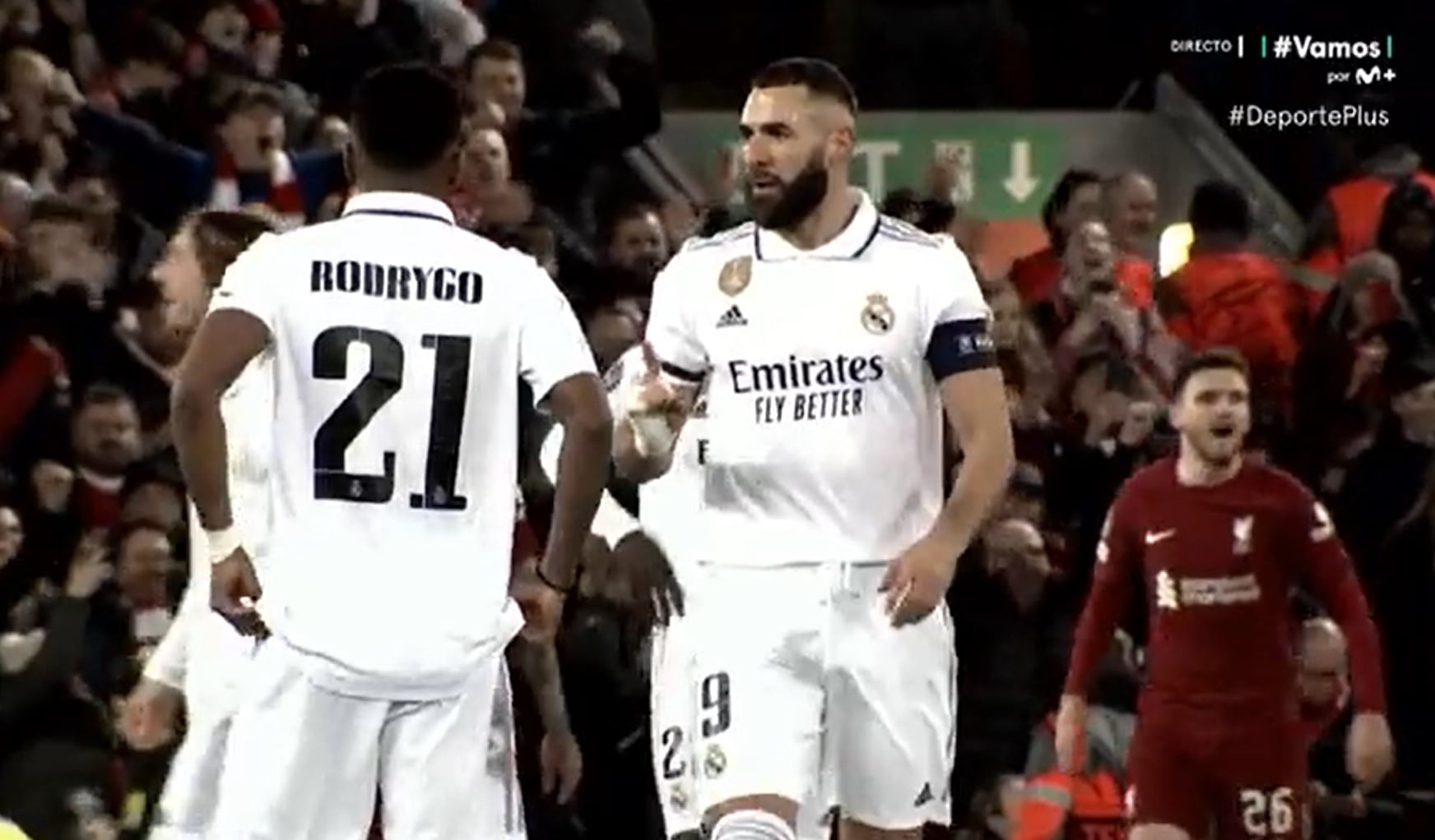 Benzema se acerca para hablar con Rodrygo (Movistar Plus).