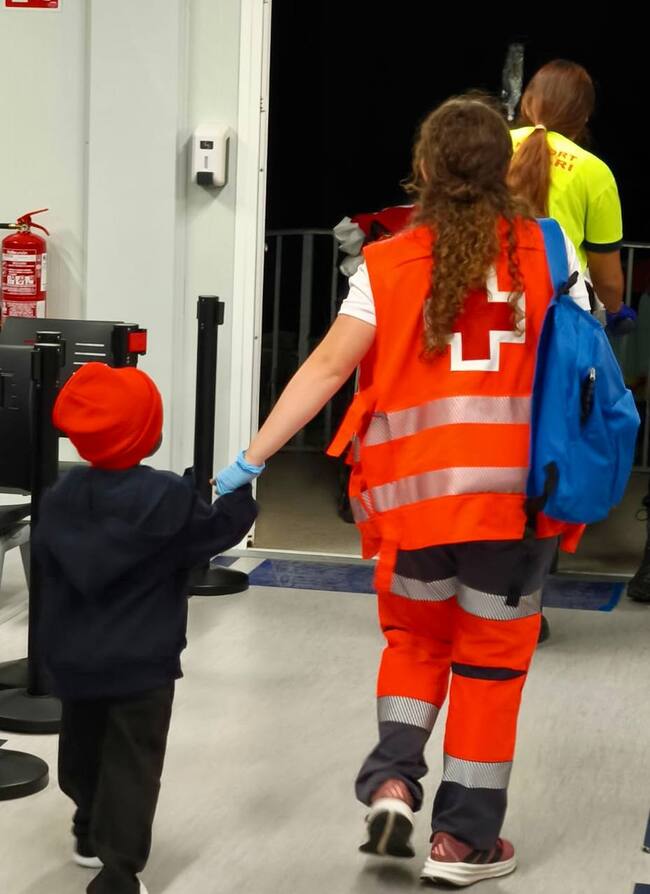 Atención de Cruz Roja a los migrantes llegados en patera. Foto: Cruz Roja