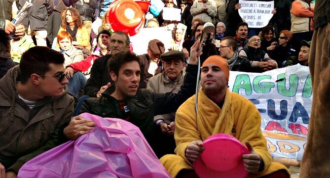 Manifestantes concentrados a las puertas del ayuntamiento de Málaga en contra de las nuevas tasas del agua